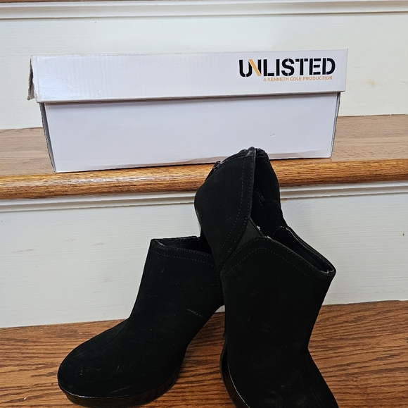 Womens Low Cut Boots by Kenneth Cole-Unlisted; Black Suede, Size: 8.5 M - Picture 9 of 10